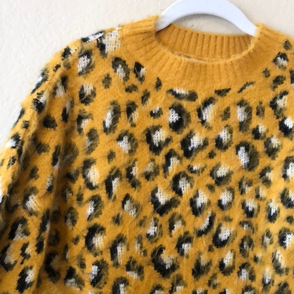 Beautiful soft leopard print sweater. - Picture 2 of 4